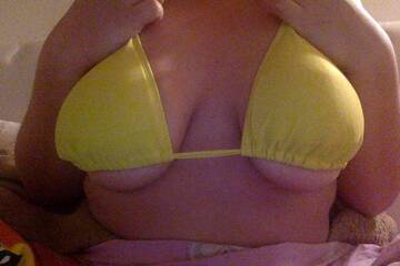 Seno sotto bikini giallo