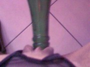 mi sfondo con una bottiglia ei miei umori traboccano visibilmente